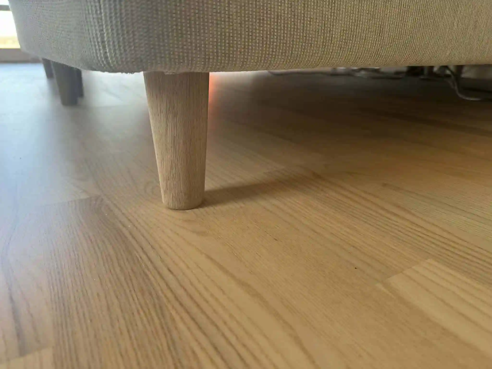Under møbler efter fast privatrengøring af Cleania